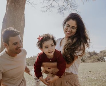 Happy family enjoying a sunny day out in a São Paulo park.