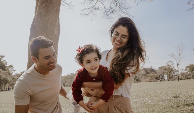 Happy family enjoying a sunny day out in a São Paulo park.